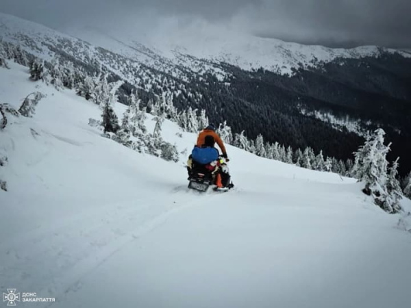Замерзання та обмороження: двоє мандрівників постраждали в горах.