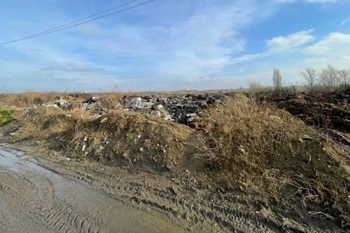 Прокурори вимагають від Кличка ліквідувати незаконний смітник на Осокорках.