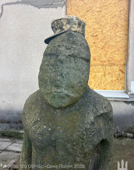 На Запоріжжі українські воїни вивезли половецькі скульптури з-під обстрілів росіян.