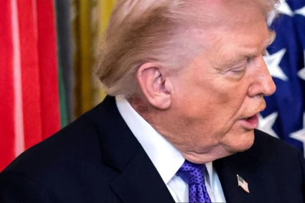 Адміністрація президента роз’яснила причину висипки на шиї Трампа: застосування захисного лосьйону.