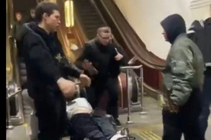 Сутичка між пасажирами біля ескалатора у київському метро&hellip;