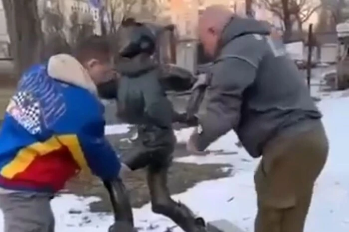 Розкрито, чому зняли казкового Буратіно в Академмістечку (відео)