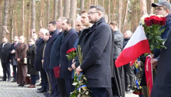 Українські та польські посадовці в Биківні вшанували загиблих&hellip;