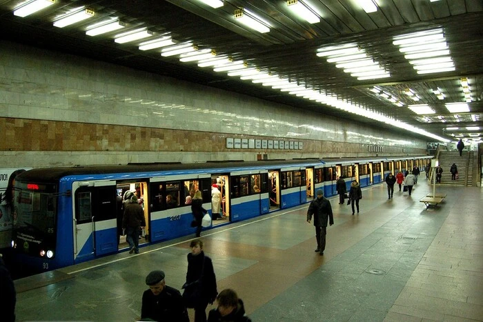 Трагедія на “Позняках”: в метро помер пасажир, працюють…