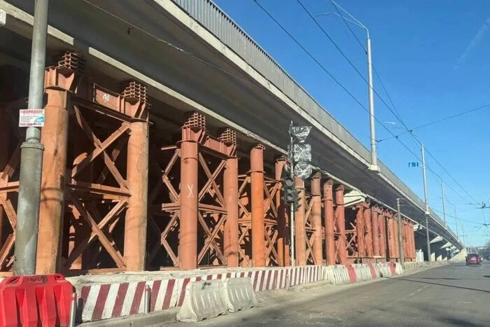 Двохсотмільйонна реставрація не допомогла: естакада на Нивках тримається…