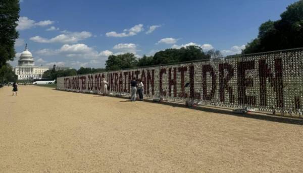 Вашингтон вшанував викрадених українських дітей 20 тисячами м’яких ведмедів.