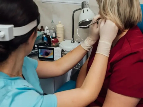 У Франківську у вусі містянки виявили павука.