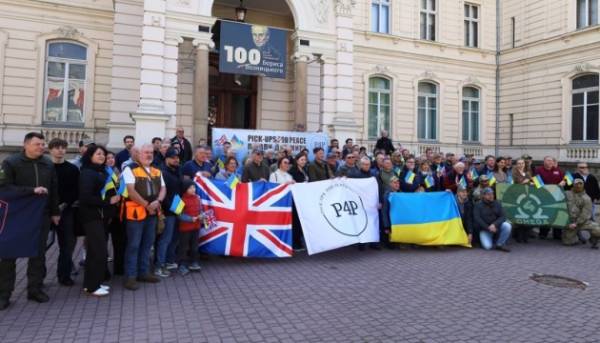 Аграрії Британії надіслали українським воїнам додатково 38 автівок підвищеної прохідності