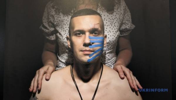 Фотограф “Укрінформу” представила в Брюсселі знімки відновлених воїнів і цивільних.