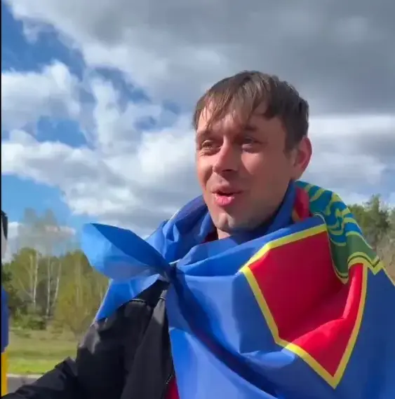 Звільнений воїн вперше обійме дочку після полону.