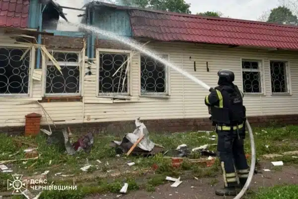 Протягом останньої доби російські війська завдали ударів безпілотниками по Чернігівській області, що призвело до поранень серед цивільних та пошкодження інфраструктури. 12 Протягом останньої доби російські війська завдали ударів безпілотниками по Чернігівській області, що призвело до поранень серед цивільних та пошкодження інфраструктури. 10
