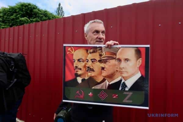 У Празі біля цвинтаря протестувальники чекали на «Нічних вовків» 7 У Празі біля цвинтаря протестувальники чекали на «Нічних вовків» 7