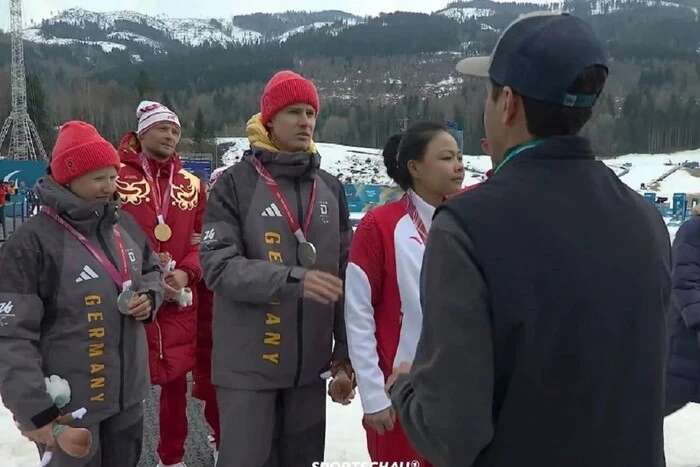 Паралімпійський комітет розповів про прогрес у справі атлетів, що відвернулись під час виконання гімну Росії.