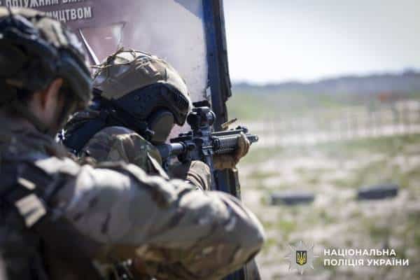 Перший загін патрульних поліцейських завершив інтенсивні тренування на полігонах 20 Перший загін патрульних поліцейських завершив інтенсивні тренування на полігонах 20