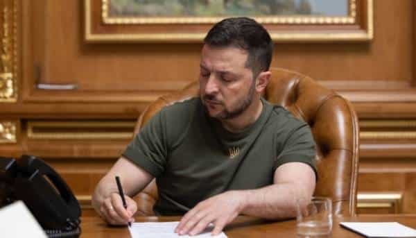 Президент України затвердив законодавчі акти для приваблення інвестицій та створення Меморіального комплексу Героїв Небесної Сотні. 13 Президент України затвердив законодавчі акти для приваблення інвестицій та створення Меморіального комплексу Героїв Небесної Сотні. 13