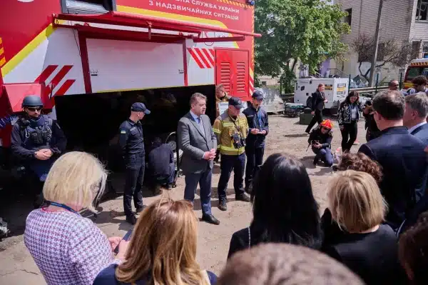 Більше 60 дипломатів відвідали місце удару російської ракети в багатоповерховому будинку Києва. 7