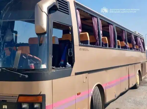 У Дніпропетровській області атаковано район автозаправки: постраждав автобус із дітьми, є травмовані.