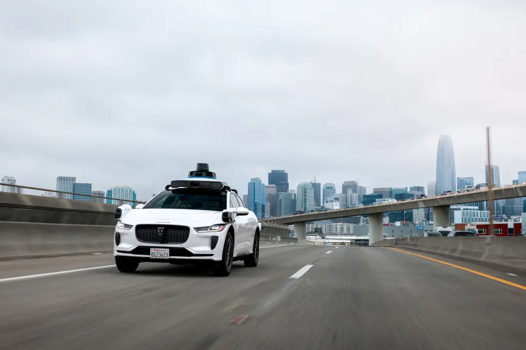 Waymo зупинила рух авто на автострадах через проблеми роботаксі в будівельних зонах 2