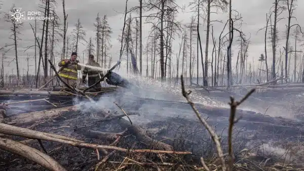 Боротьба з вогнем у Чорнобильській зоні: рятувальники вже більше доби гасять полум'я на площі понад 80 гектарів. 19 Боротьба з вогнем у Чорнобильській зоні: рятувальники вже більше доби гасять полум'я на площі понад 80 гектарів. 17