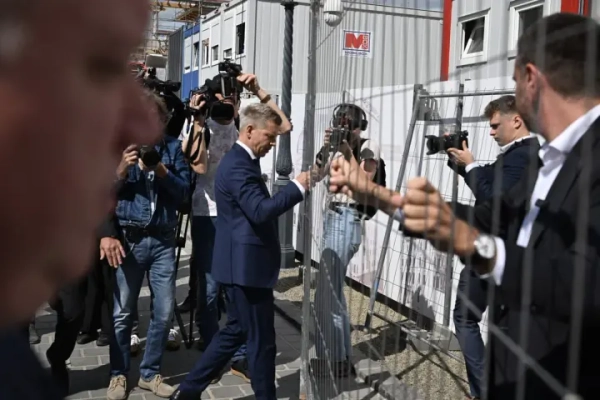 Мадяр демонтував паркан довкола колишньої садиби Орбана та запросив відвідувачів.