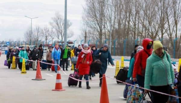 Внутрішньо переміщені жінки проявляють надзвичайну витривалість, однак зустрічають перешкоди на шляху до адаптації. 1 Внутрішньо переміщені жінки проявляють надзвичайну витривалість, однак зустрічають перешкоди на шляху до адаптації. 1