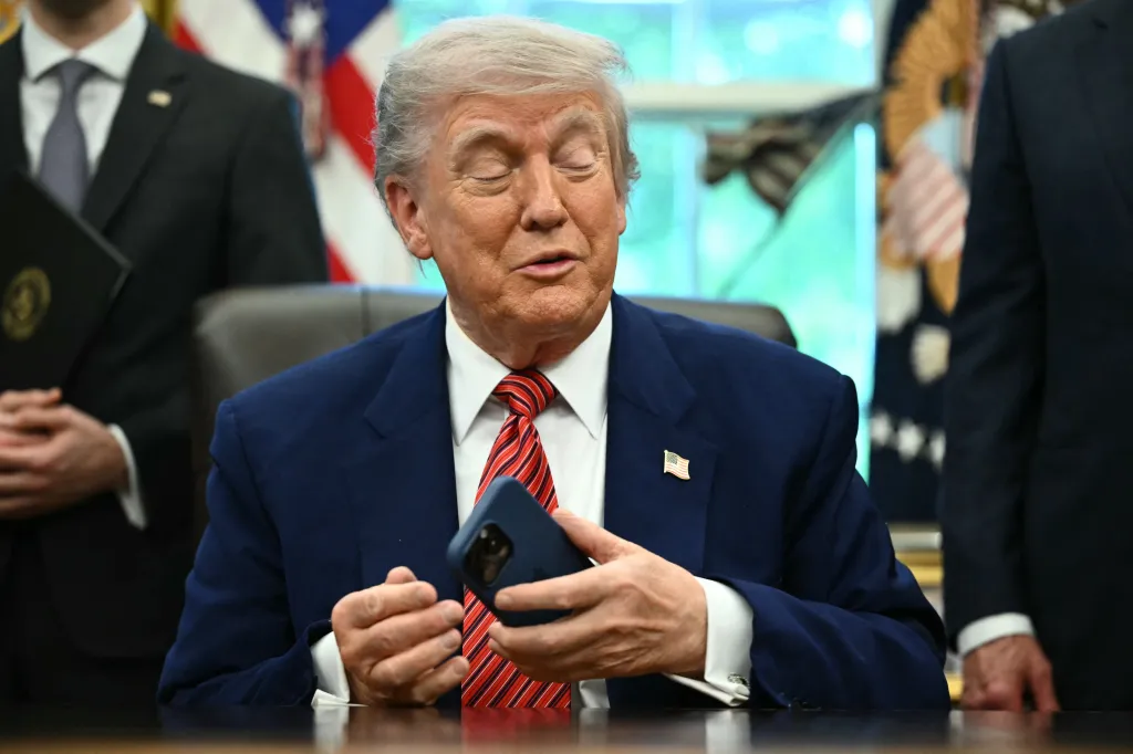 Trump Mobile підтвердила витік даних клієнтів: номери телефонів та домашні адреси під загрозою 2 Trump Mobile підтвердила витік даних клієнтів: номери телефонів та домашні адреси під загрозою 2