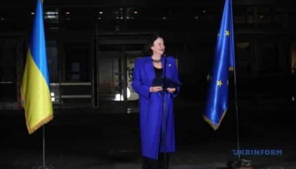 На честь Дня Європи "Батьківщина-мати" засяяла барвами євросоюзівського стягу. 9 На честь Дня Європи "Батьківщина-мати" засяяла барвами євросоюзівського стягу. 9