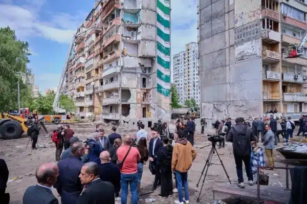 Більше 60 дипломатів відвідали місце удару російської ракети в багатоповерховому будинку Києва. 5 Більше 60 дипломатів відвідали місце удару російської ракети в багатоповерховому будинку Києва. 4