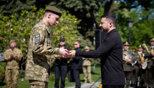 Президент відзначив піхотинців та оголосив про свіжі угоди для них. 14