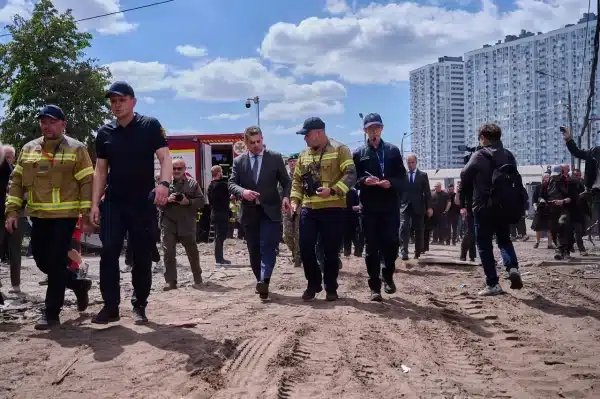 Більше 60 дипломатів відвідали місце удару російської ракети в багатоповерховому будинку Києва. 9