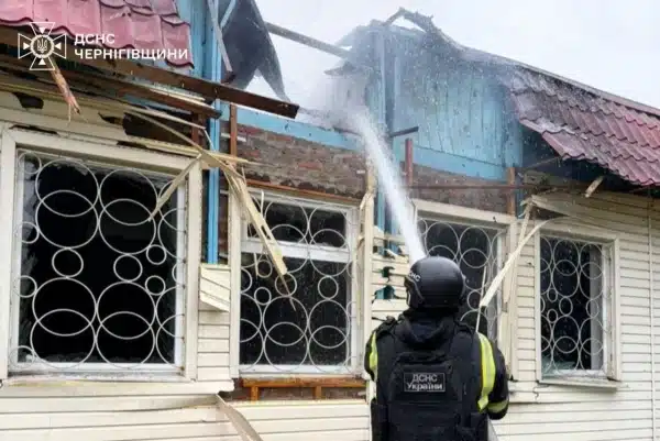 Протягом останньої доби російські війська завдали ударів безпілотниками по Чернігівській області, що призвело до поранень серед цивільних та пошкодження інфраструктури. 10 Протягом останньої доби російські війська завдали ударів безпілотниками по Чернігівській області, що призвело до поранень серед цивільних та пошкодження інфраструктури. 8