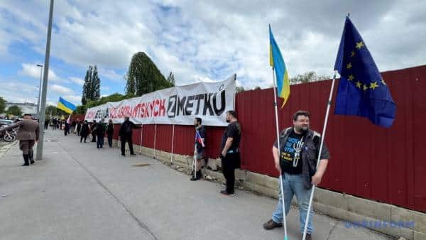 У Празі біля цвинтаря протестувальники чекали на «Нічних вовків» 8 У Празі біля цвинтаря протестувальники чекали на «Нічних вовків» 8