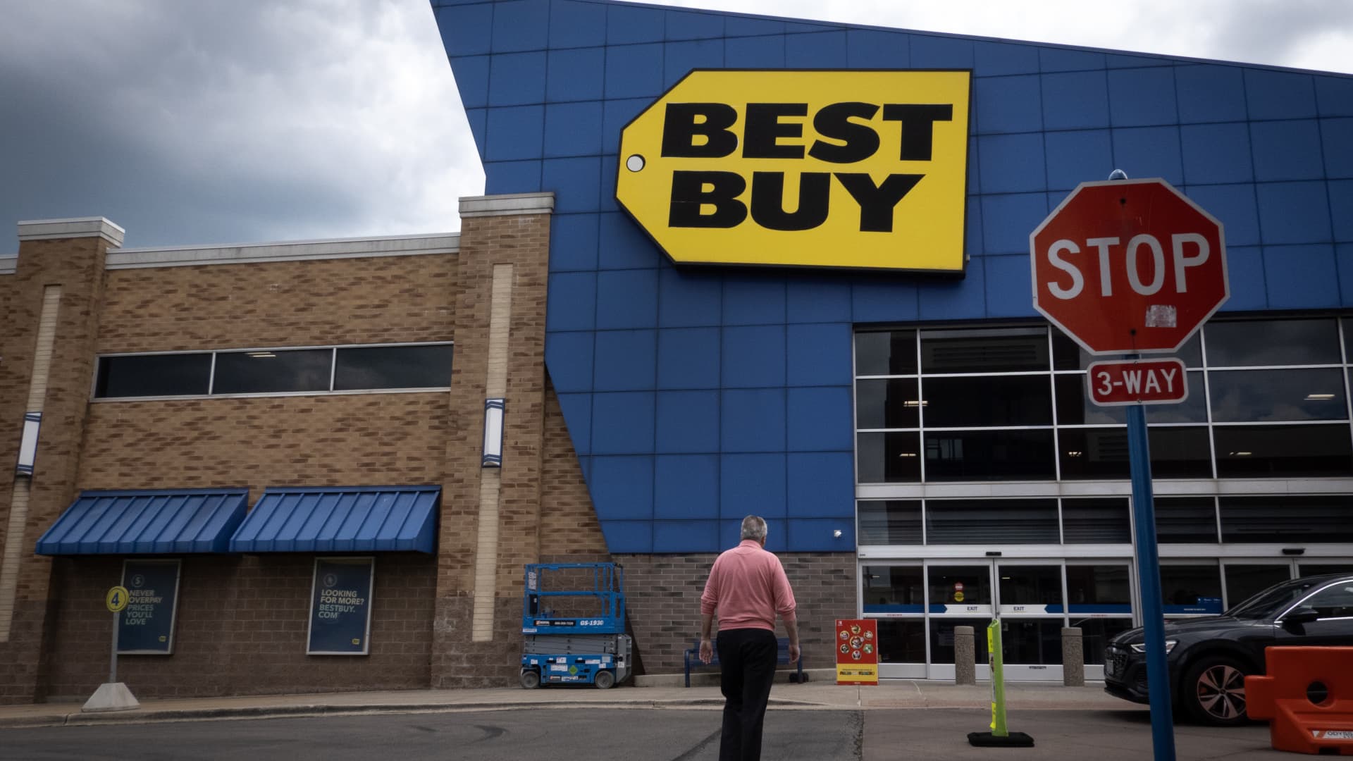 **Best Buy (BBY) оголошує фінансові результати за перший квартал 2027 року** 2
