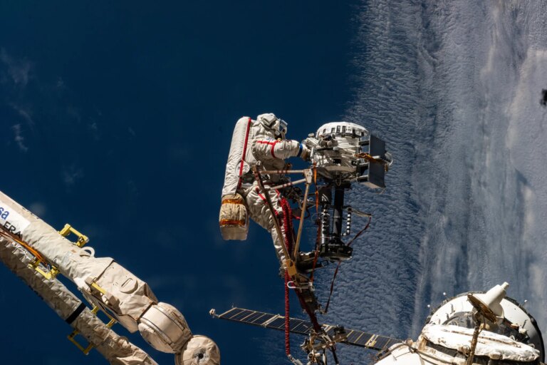 NASA висвітлюватиме вихід у відкритий космос Роскосмосу з борту космічної станції 13 NASA висвітлюватиме вихід у відкритий космос Роскосмосу з борту космічної станції 12