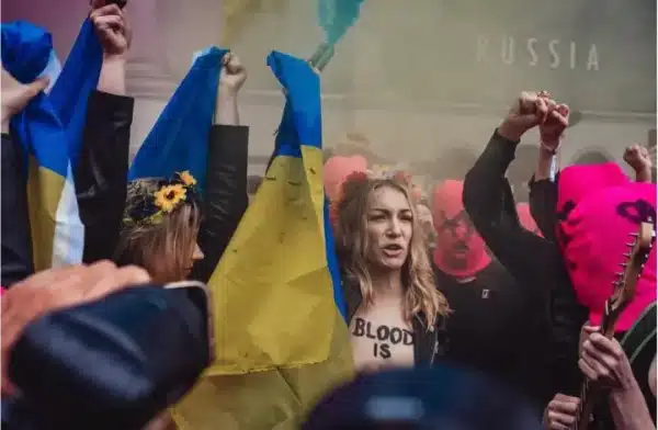 Учасниці Pussy Riot і Femen перешкодили доступу до російського павільйону на Венеційській бієнале 5