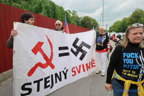 У Празі біля цвинтаря протестувальники чекали на «Нічних вовків» 9 У Празі біля цвинтаря протестувальники чекали на «Нічних вовків» 9