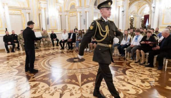 Захисників України нагороджено відзнаками від президента. 12 Захисників України нагороджено відзнаками від президента. 12