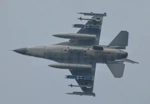 F-16 Повітряних Сил України озброєний в тому числі GBU-39/B SDB. Фото - t.me/martes1k