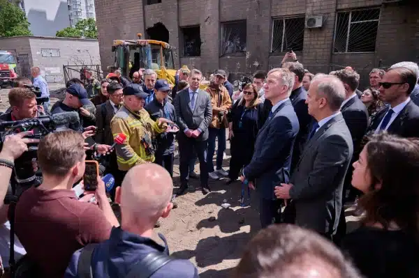Більше 60 дипломатів відвідали місце удару російської ракети в багатоповерховому будинку Києва. 8