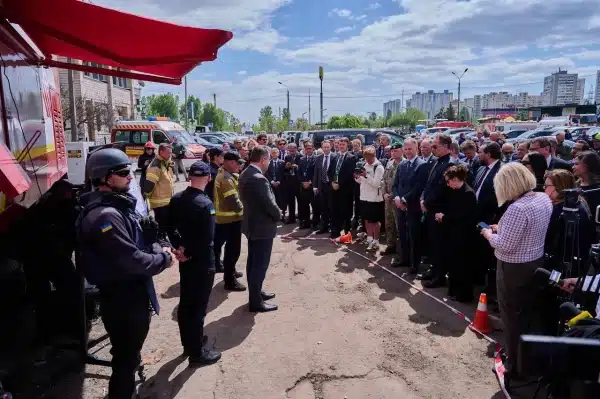 Більше 60 дипломатів відвідали місце удару російської ракети в багатоповерховому будинку Києва. 10
