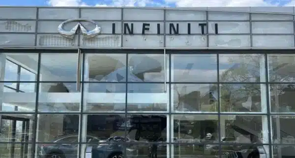 2 травня: російські БПЛА завдали удару по автозаправці та дилерському центру в Харкові, троє постраждалих.