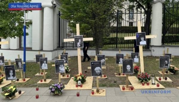 Під російським посольством у Варшаві пройшла демонстрація з фото загиблих…