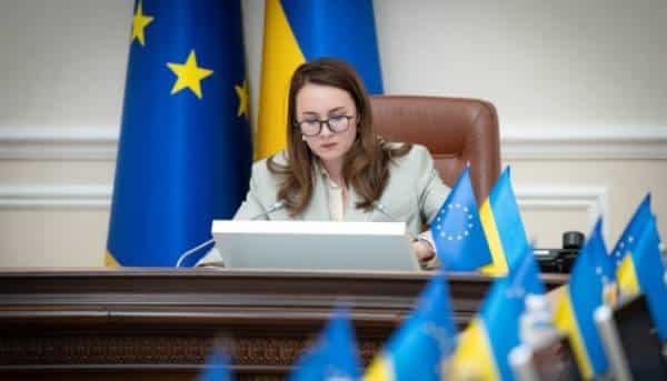 Держслужбовцям жіночої статі дозволено виїжджати за межі країни у період воєнного стану. 7