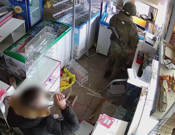 Сприяв російським мародерам у пограбуванні крамниць на Чернігівщині – ДБР схопило зрадника з числа військових