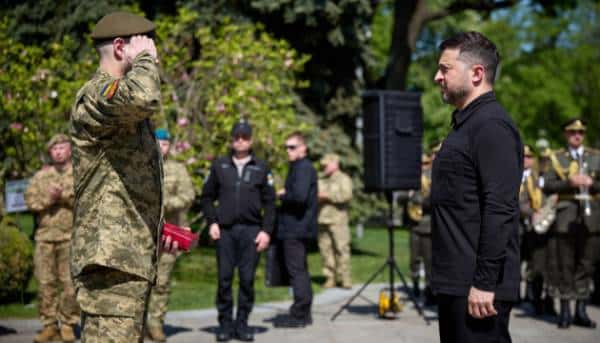 Президент відзначив піхотинців та оголосив про свіжі угоди для них. 9