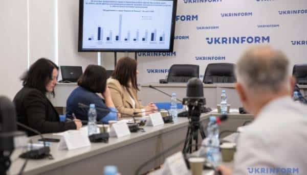 На українських землях, що контролюються, проживає менше 29,5 мільйонів осіб. 13