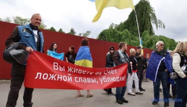 У Празі біля цвинтаря протестувальники чекали на «Нічних вовків» 5 У Празі біля цвинтаря протестувальники чекали на «Нічних вовків» 5