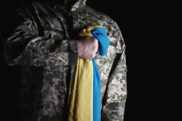 В <!--more--/>Україні оновили військовий ритуал прощання – про що йдеться” loading=”eager” decoding=”async” fetchpriority=”high” style=”color:transparent;margin:0;display:block;width:100%;height:auto” class=”block w-full h-auto max-w-full” width=”800″ height=”534″ width=”800″ height=”534″ /></p>
<p></span></p>
<p>В Україні на державному рівні ухвалили віддання військових почестей героям для бійців, яких суд постановив померлими, поінформували у ВР у четвер, інформує <b>УНН</b>.</p>
<p>Парламент затвердив відповідний закон стосовно запровадження військового обряду вшанування (№15029). За проголосували 273 народні обранці.</p>
<h2>Що мається на увазі</h2>
<p>Закон розроблено для сімей військових, які обороняли суверенітет України і були визнані судом померлими через відсутність тіла. </p>
<p>Оскільки актуальний статут передбачає віддання почестей виключно під час поховання або перепоховання, новий документ вводить окремий військовий обряд вшанування.</p>
<p>Як зауважував&nbsp;представник уряду у парламенті, законопроєкт передбачає врегулювання питання віддання військових почестей особам, що відстоювали незалежність, суверенітет і територіальну цілісність України, з числа осіб, які судом оголошені померлими, шляхом визначення Порядку проведення військового обряду вшанування.</p>
<p>З цією метою введено військовий обряд вшанування – процес урочистого складання військової шани на місці розташування кенотафу особам, які боронили незалежність, суверенітет і територіальну цілісність України, з числа осіб, які судом визнані загиблими, шляхом внесення необхідних змін до Статуту гарнізонної та вартової служб Збройних Сил України та Додатка до нього.</p>
</p>
<p><a rel=