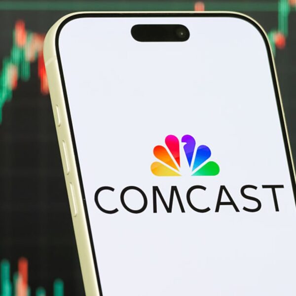 Comcast виділяє NBCUniversal та Sky; акції зросли на&hellip;