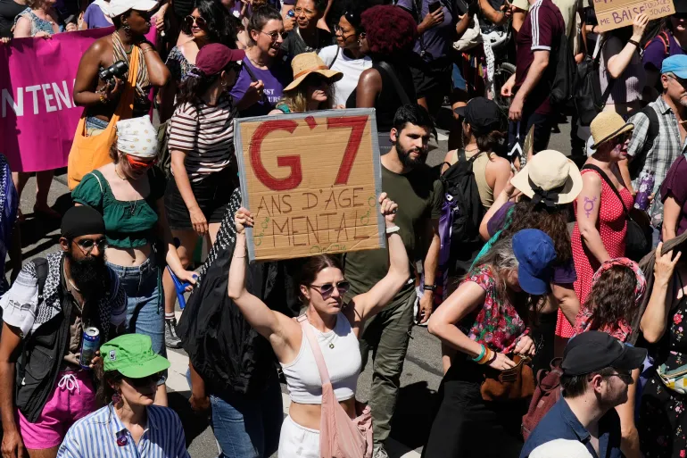 Тисячі протестують перед самітом G7: світові лідери збираються на зустріч 6 Тисячі протестують перед самітом G7: світові лідери збираються на зустріч 6